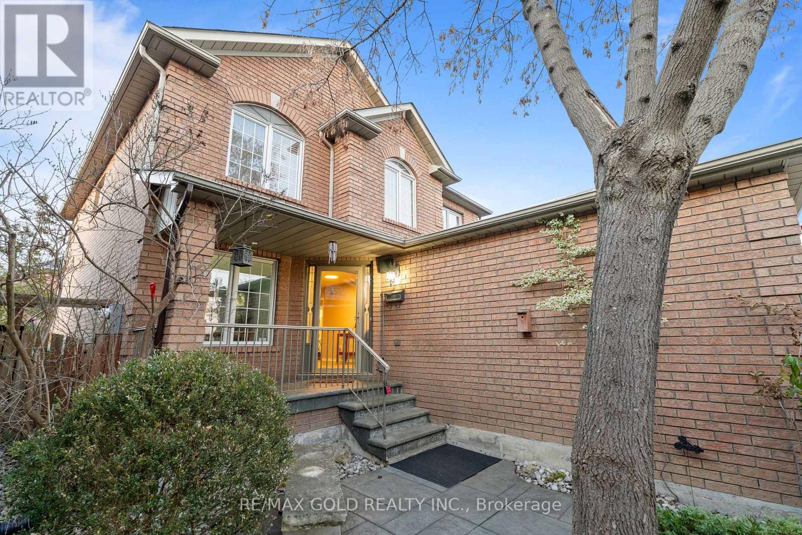 57 Creekwood Drive, Brampton, Ontario L7A 1J3 - Photo 6 - W12566202