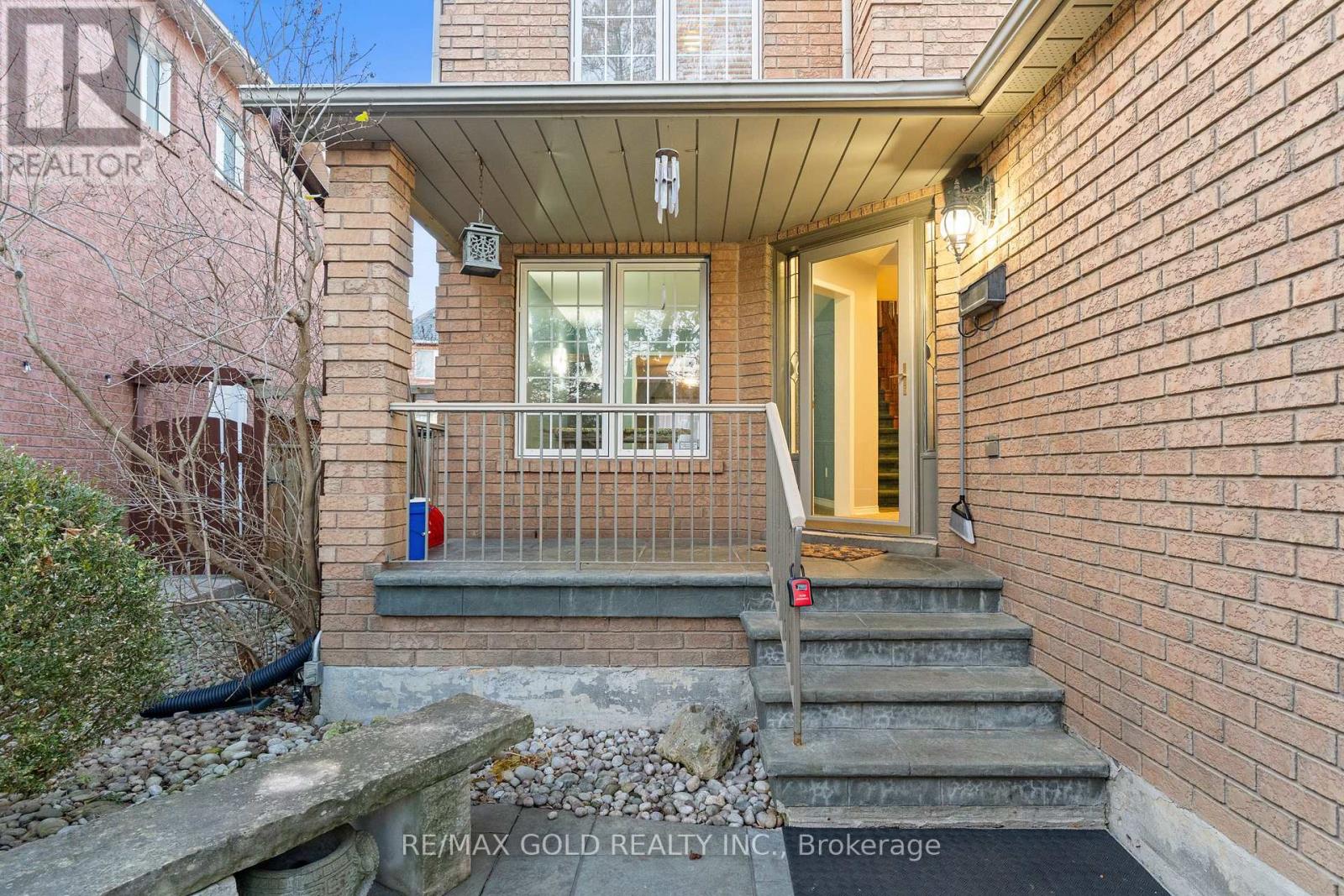 57 Creekwood Drive, Brampton, Ontario L7A 1J3 - Photo 7 - W12566202