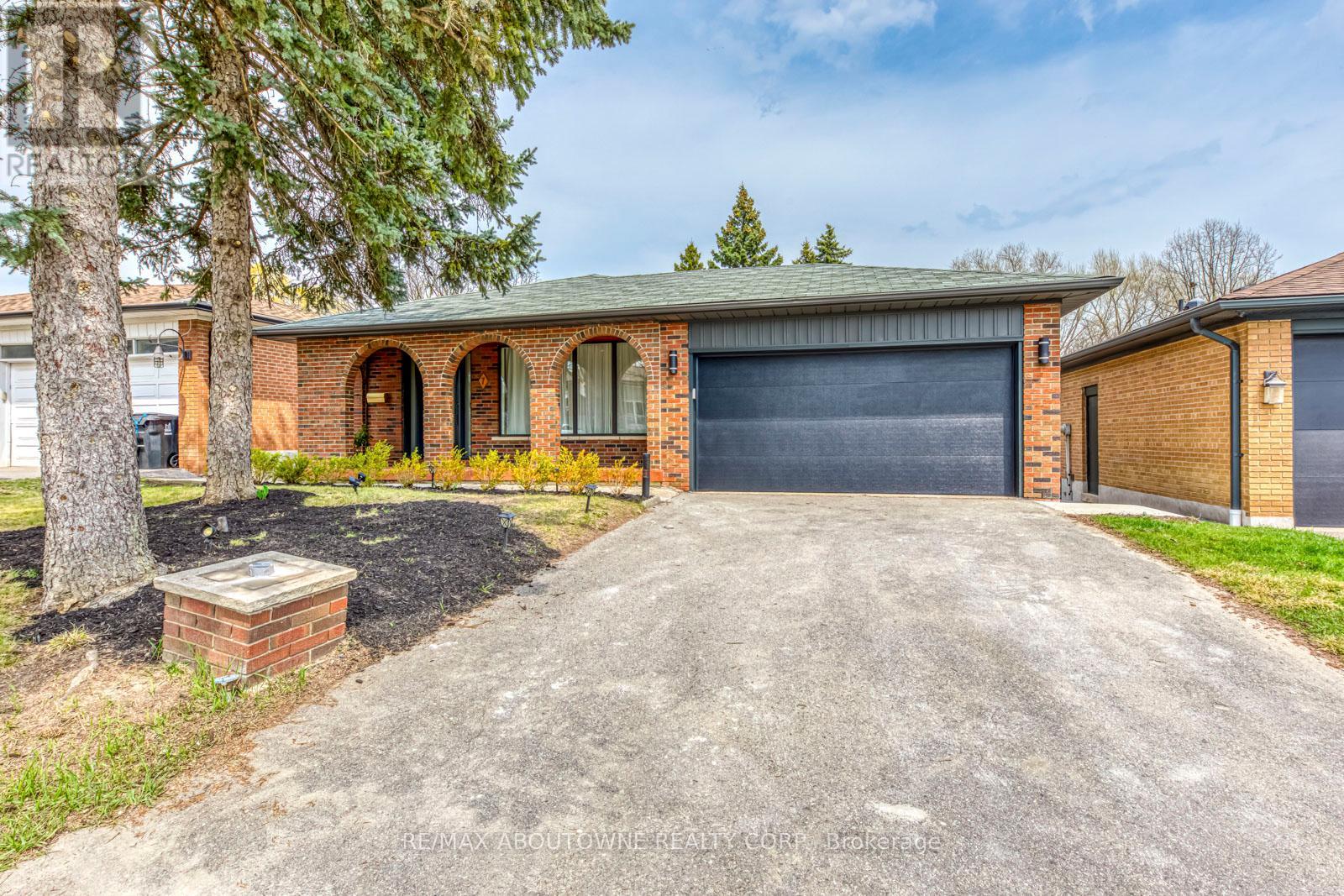 7 IVYBRIDGE DRIVE, Toronto, Ontario