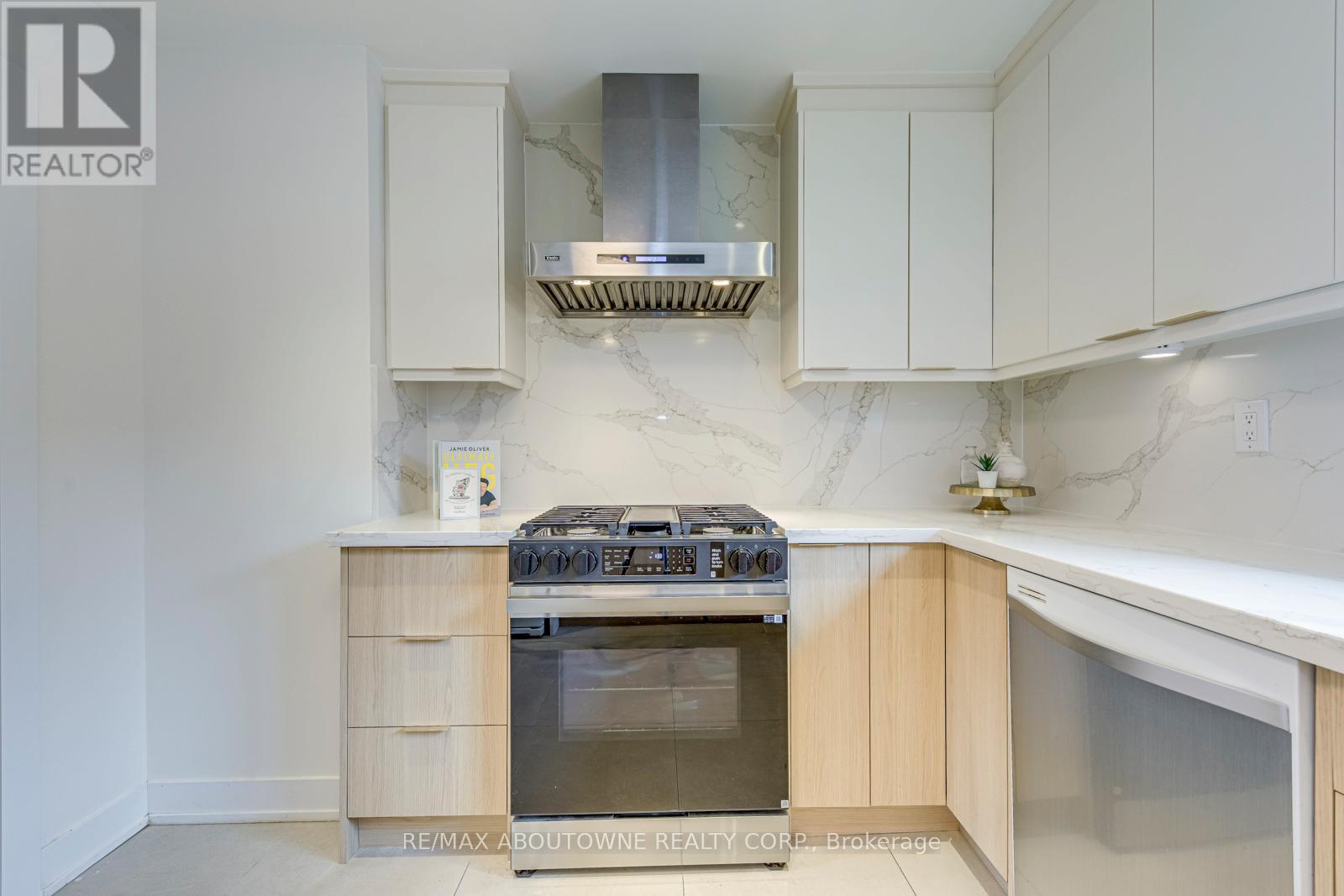 7 Ivybridge Drive, Toronto, Ontario  M9C 3R2 - Photo 17 - W12566224