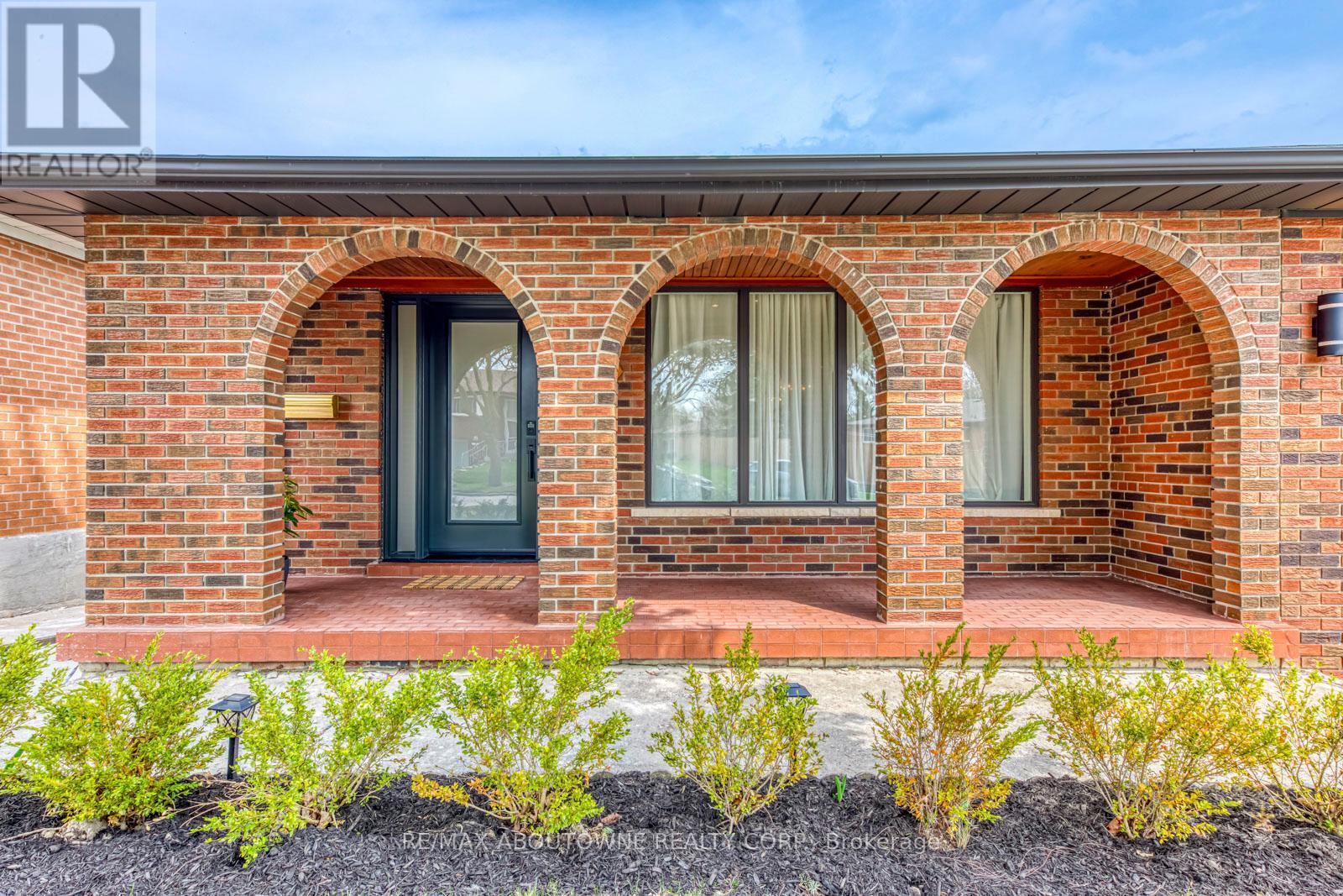 7 Ivybridge Drive, Toronto, Ontario  M9C 3R2 - Photo 3 - W12566224