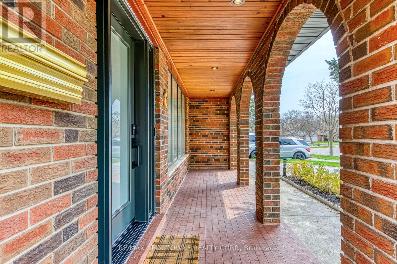 7 Ivybridge Drive, Toronto, Ontario  M9C 3R2 - Photo 4 - W12566224