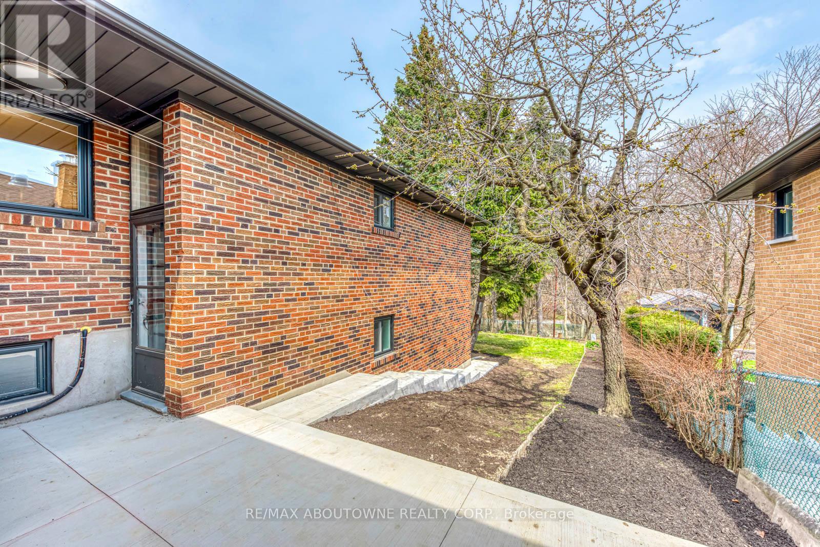 7 Ivybridge Drive, Toronto, Ontario  M9C 3R2 - Photo 44 - W12566224