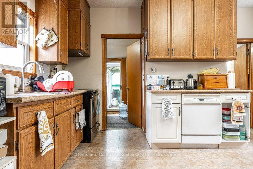 94 Bay Street, Stratford, Ontario  N5A 4K9 - Photo 4 - X12566332