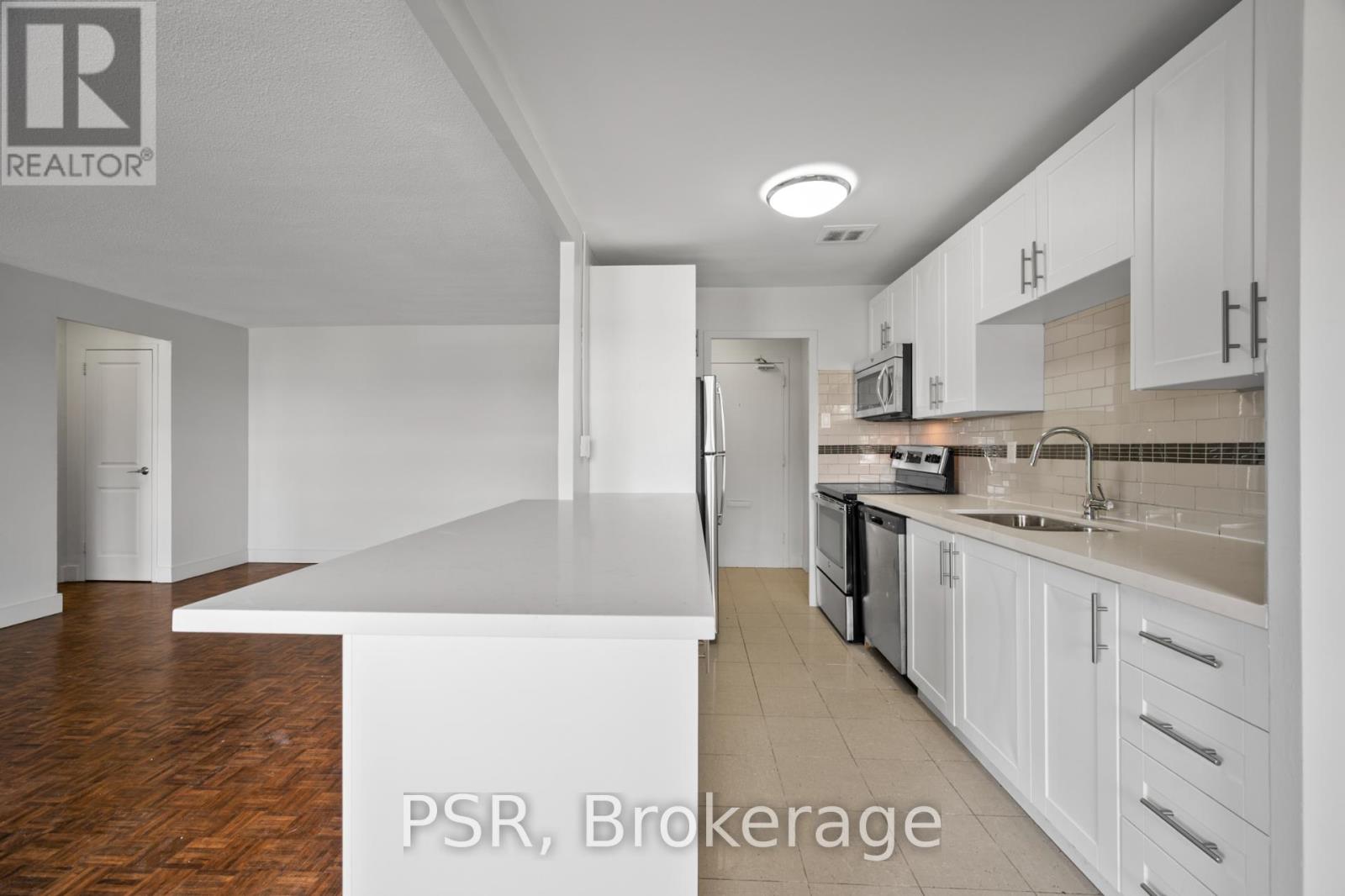 205 - 2300 Marine Drive, Oakville, Ontario  L6L 1C3 - Photo 2 - W12564614