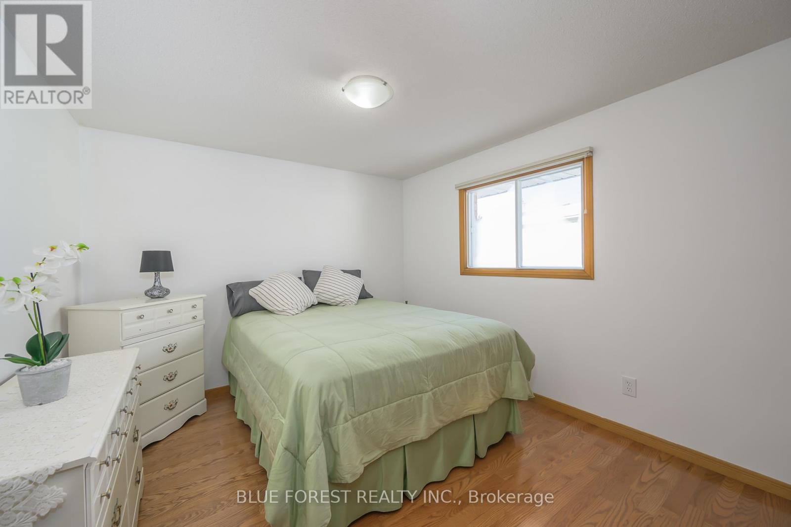 36 Golfdale Crescent, London South, Ontario  N6C 5P1 - Photo 11 - X12566306