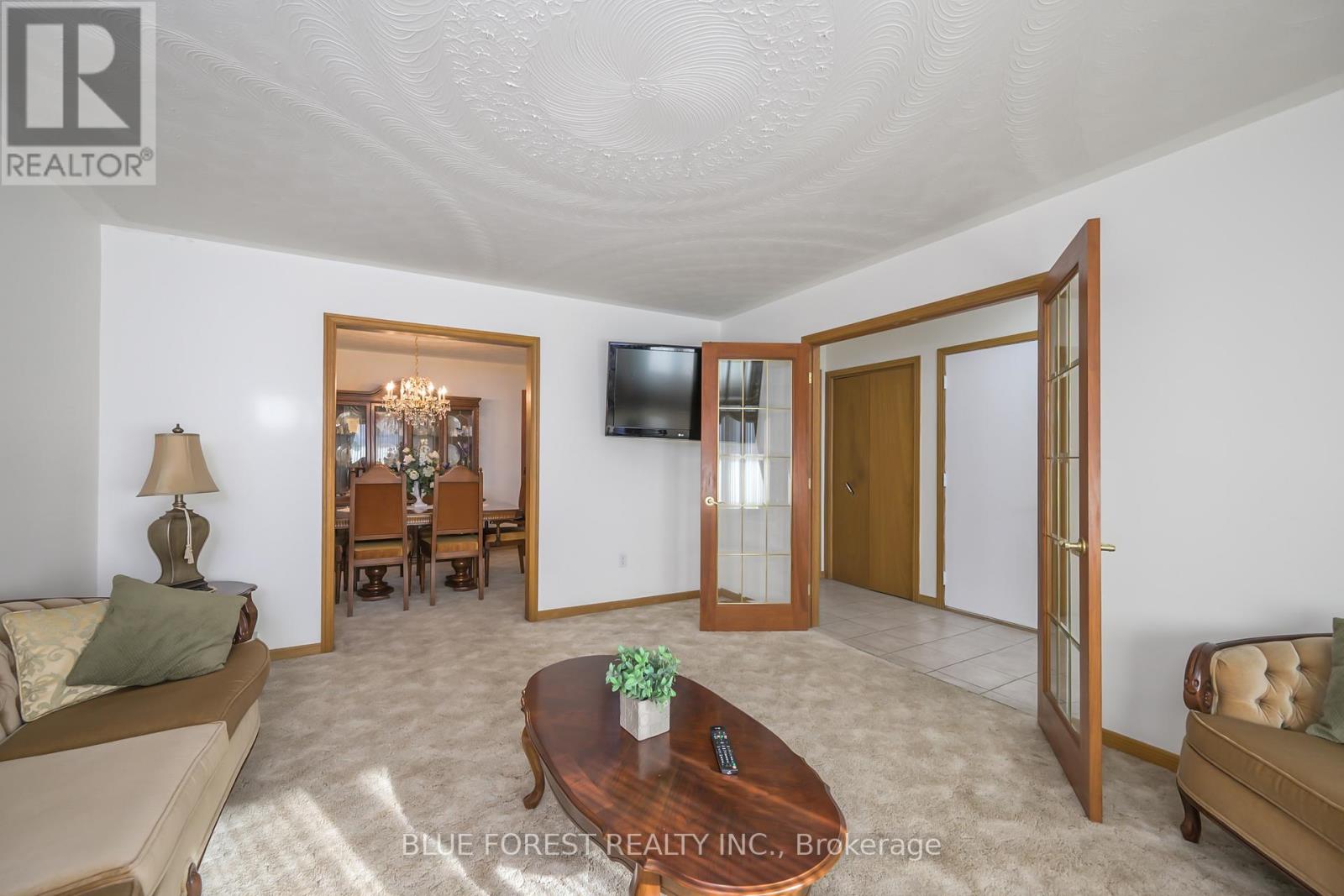 36 Golfdale Crescent, London South, Ontario  N6C 5P1 - Photo 4 - X12566306