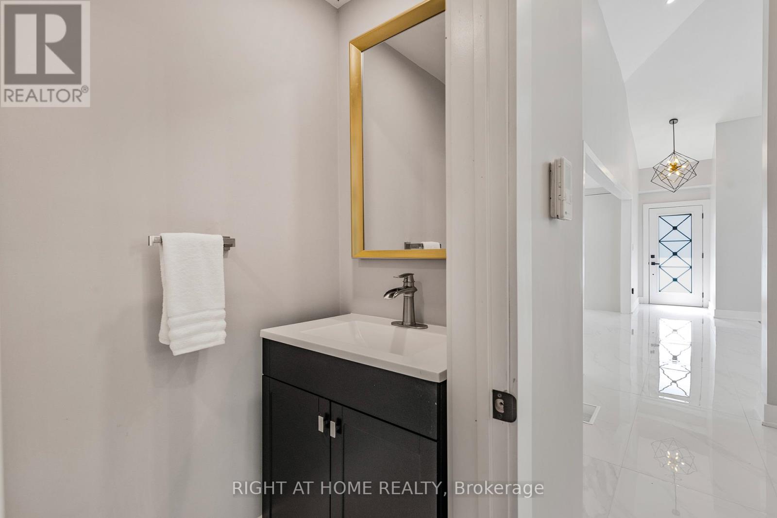 Upper - 347 Mapledene Drive, Hamilton, Ontario  L9G 2K3 - Photo 17 - X12566056