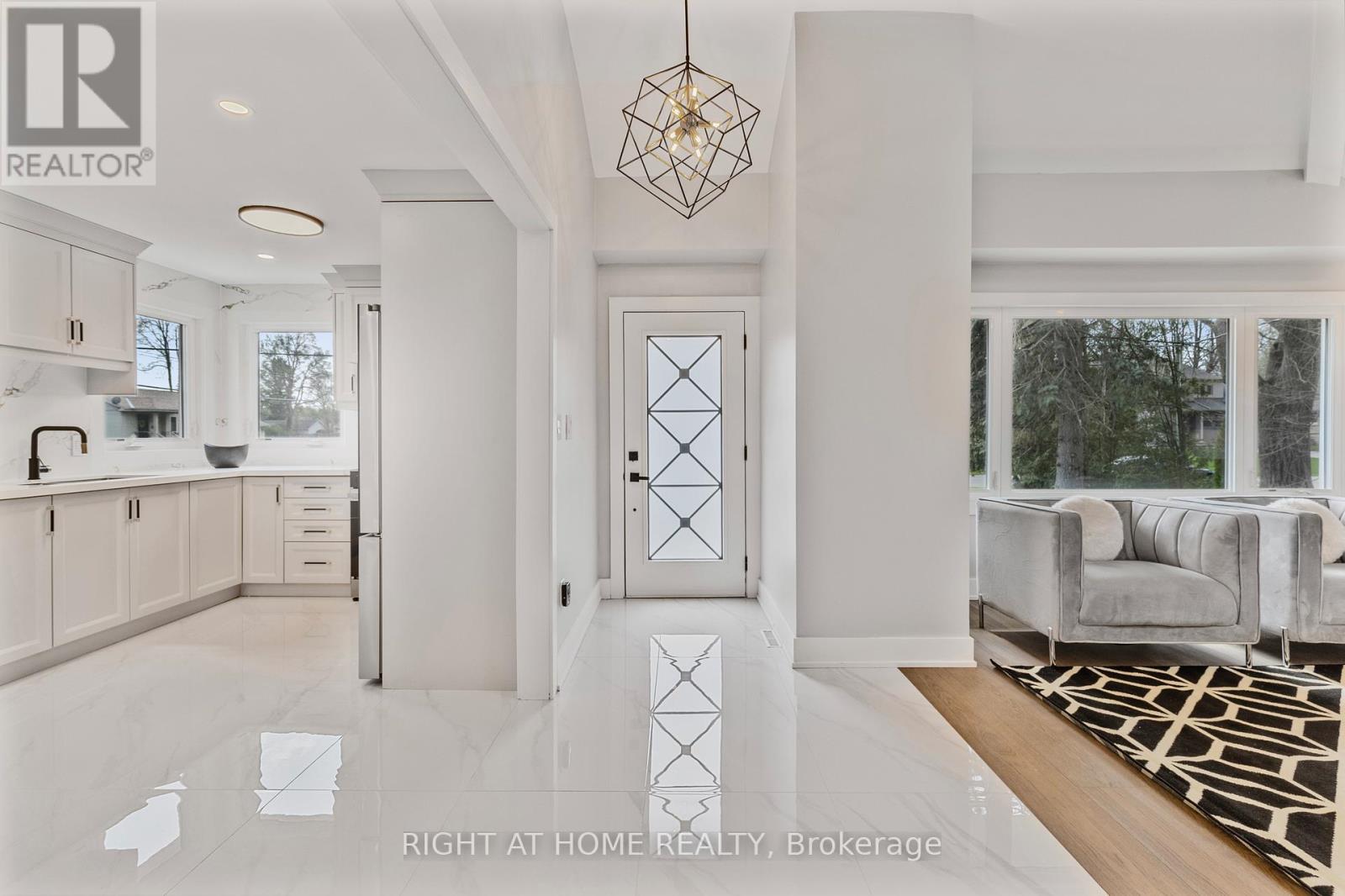 Upper - 347 Mapledene Drive, Hamilton, Ontario  L9G 2K3 - Photo 3 - X12566056