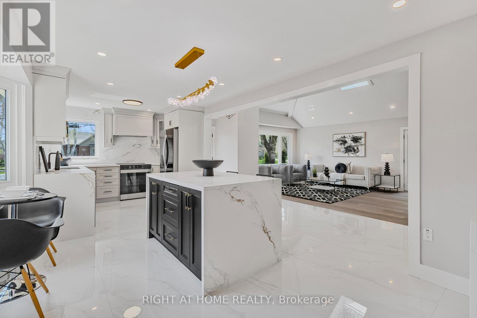 Upper - 347 Mapledene Drive, Hamilton, Ontario  L9G 2K3 - Photo 5 - X12566056