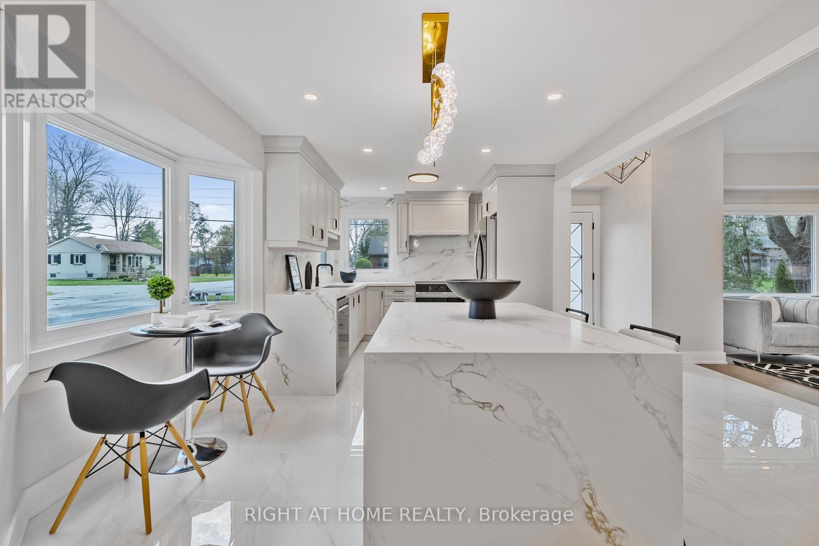 Upper - 347 Mapledene Drive, Hamilton, Ontario  L9G 2K3 - Photo 7 - X12566056