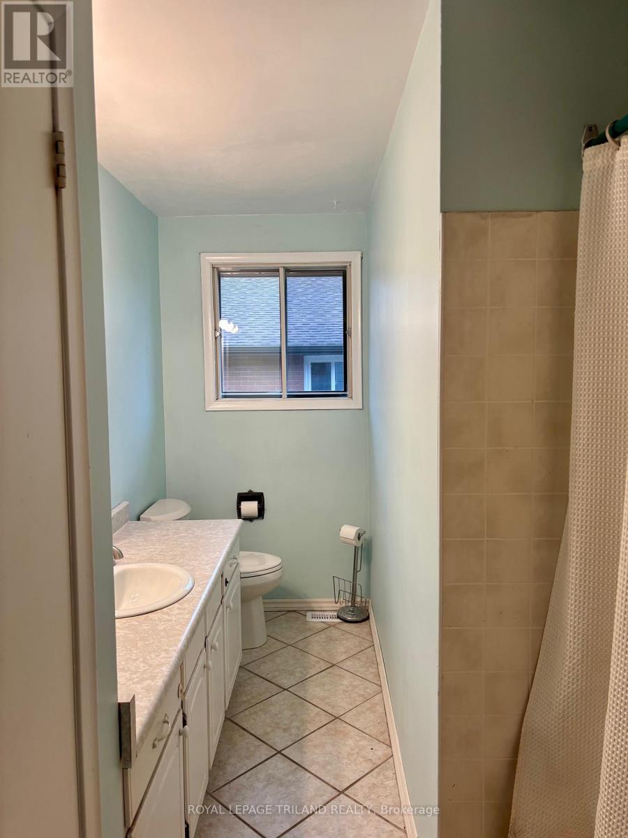 358 Helen Drive, Strathroy-Caradoc, Ontario  N7G 3M4 - Photo 17 - X12565522