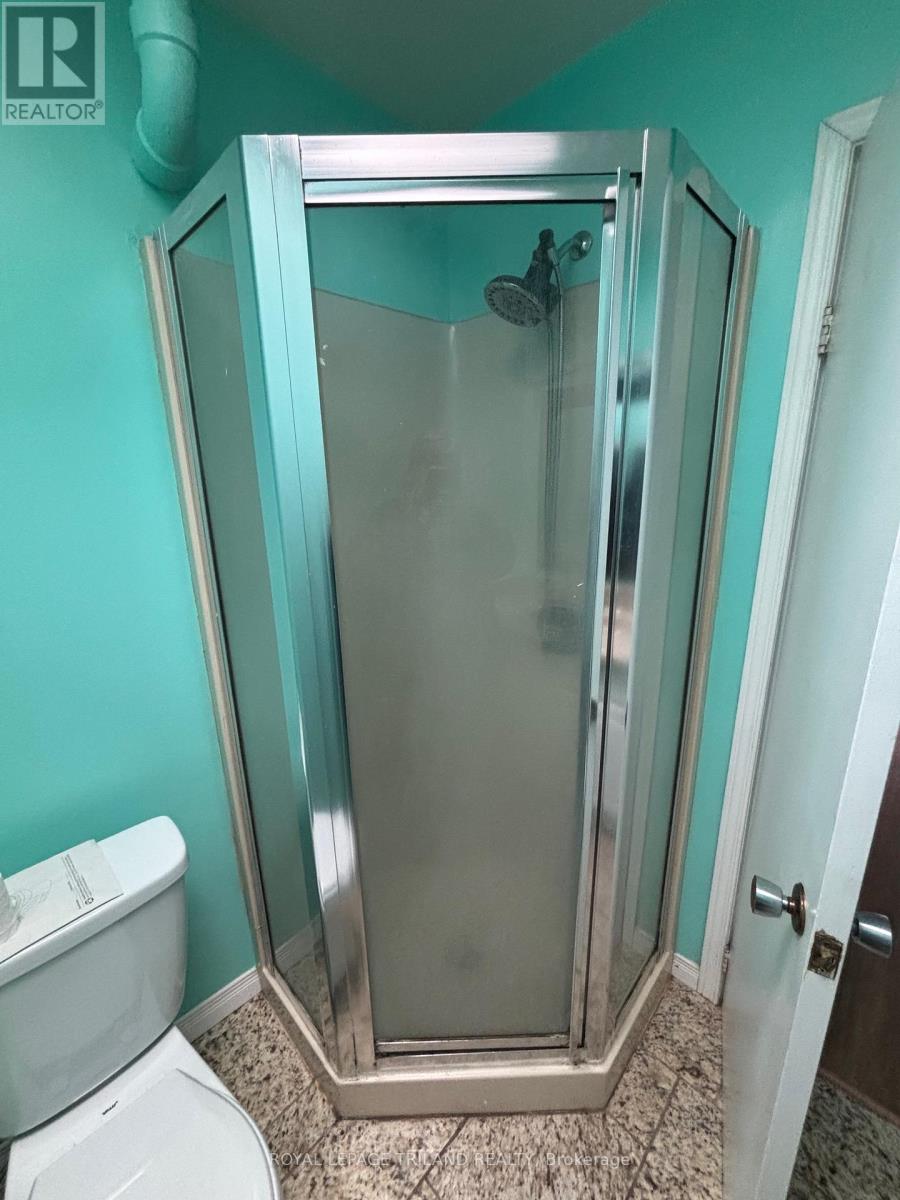 358 Helen Drive, Strathroy-Caradoc, Ontario  N7G 3M4 - Photo 13 - X12565522