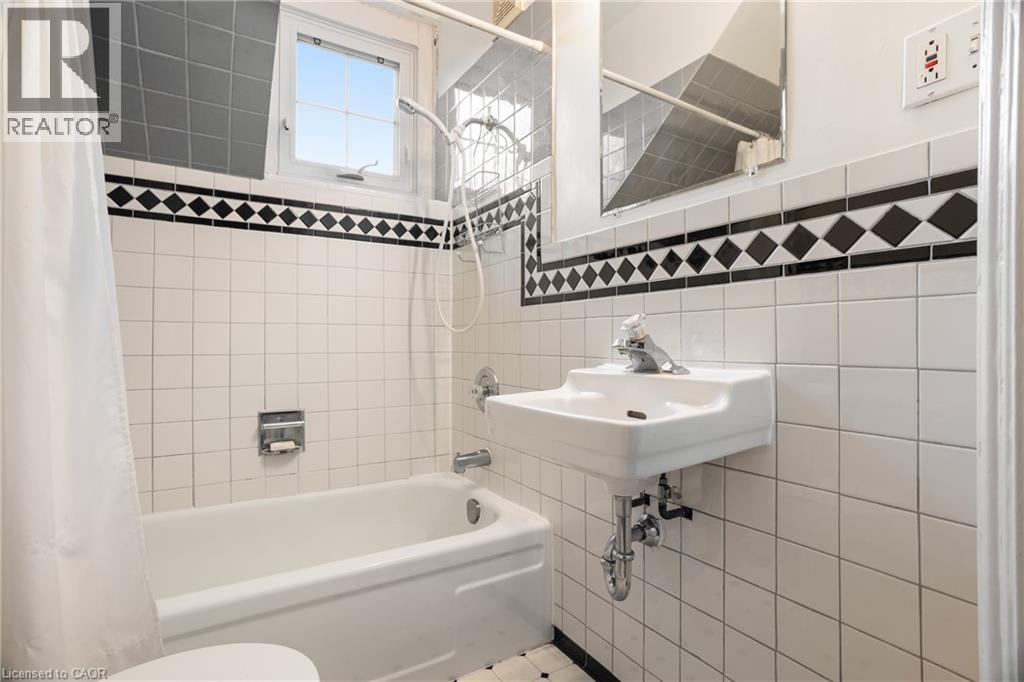 118 Krug Street, Kitchener, Ontario  N2H 2Y2 - Photo 38 - 40788359