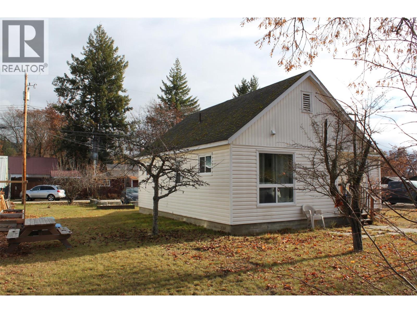 201 6th Avenue NW, Nakusp, British Columbia