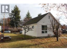 201 6th Avenue NW, nakusp, British Columbia