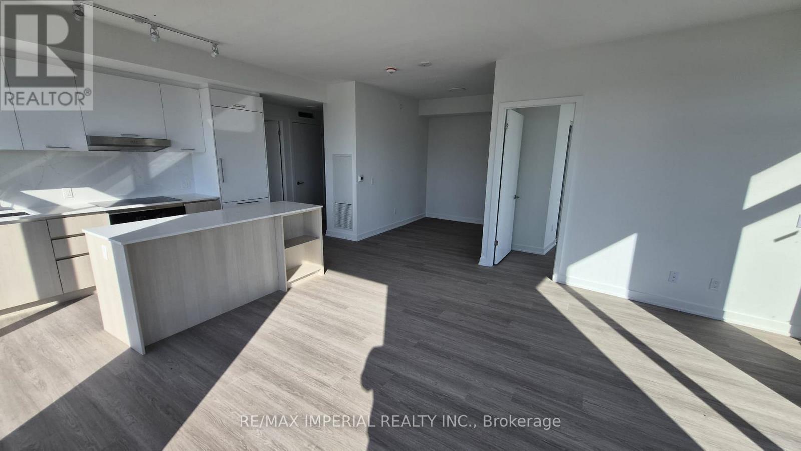 819 - 8188 Yonge Street S, Vaughan, Ontario  L4J 0M2 - Photo 2 - N12566256