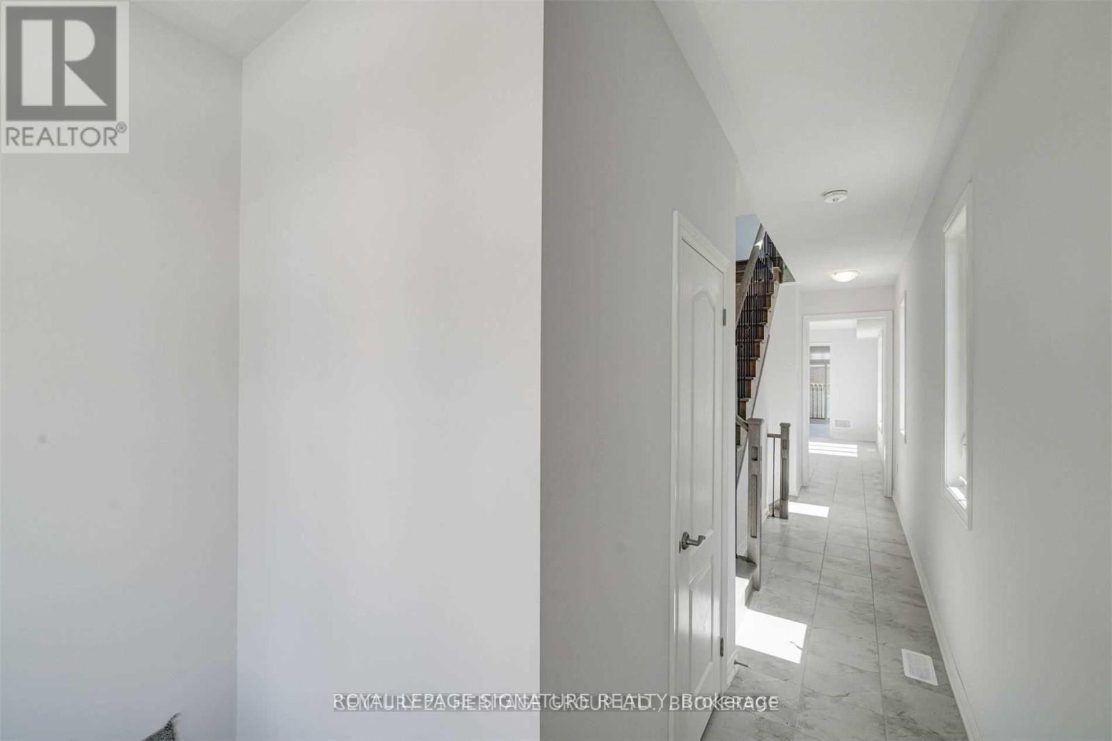 5 Frederick Taylor Way, East Gwillimbury, Ontario  L0G 1M0 - Photo 4 - N12566282