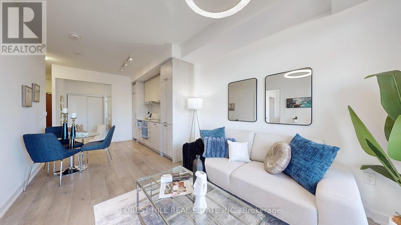 818 - 38 Honeycrisp Crescent, Vaughan, Ontario  L4K 0M7 - Photo 4 - N12566302