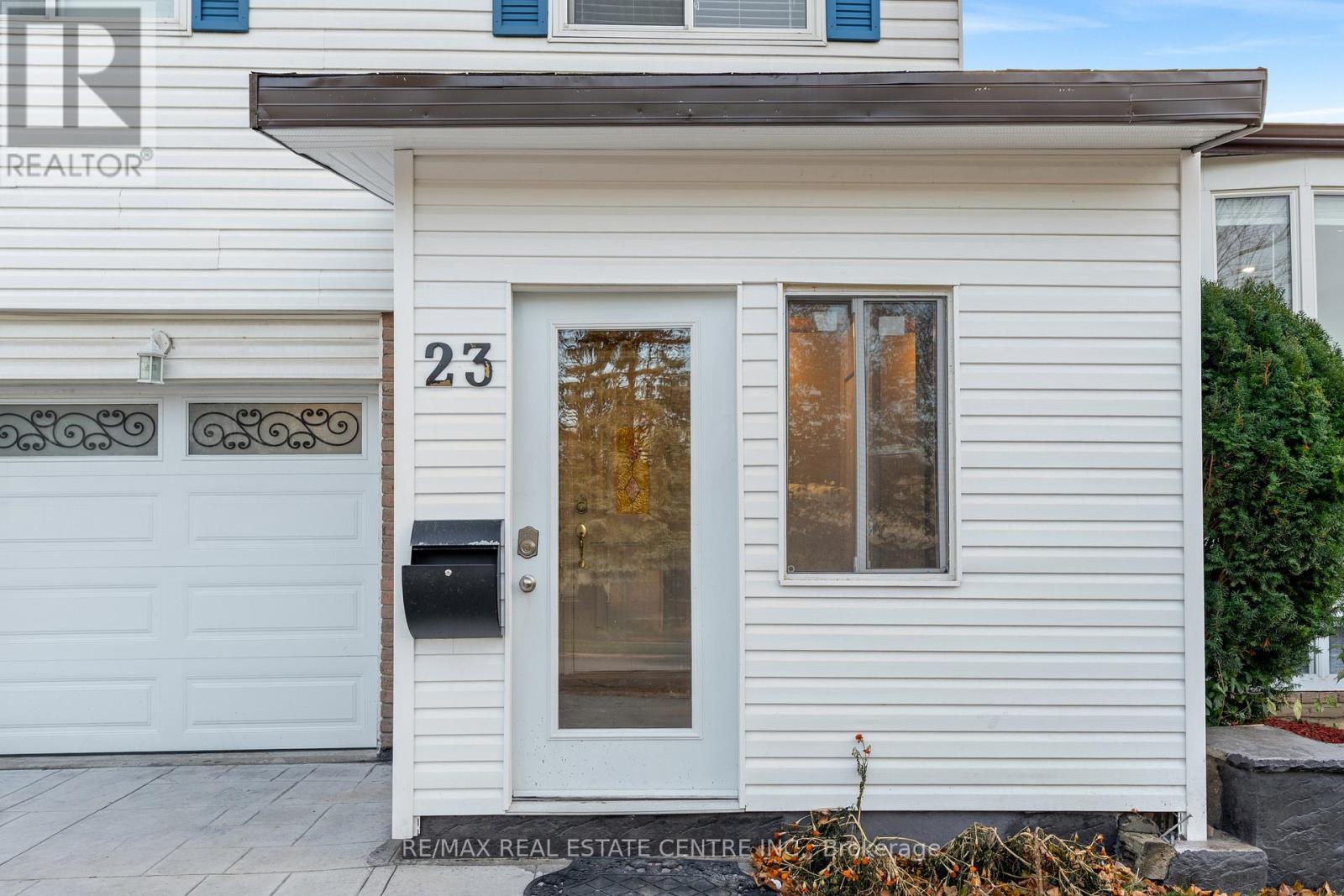 23 Jefferson Road, Brampton, Ontario  L6S 2G6 - Photo 5 - W12566344