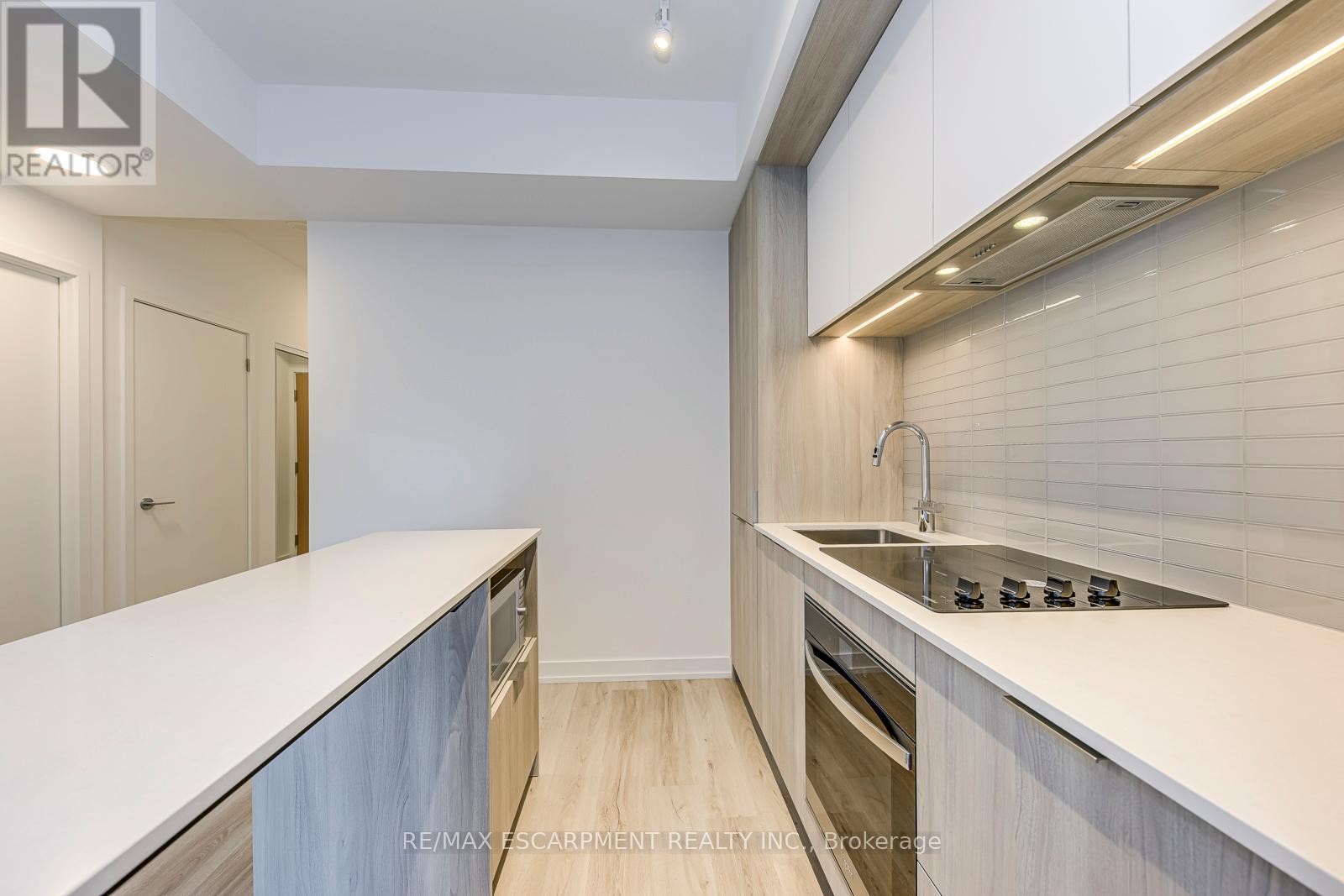 806 - 395 Square One Drive, Mississauga, Ontario  L5B 0P6 - Photo 10 - W12566356