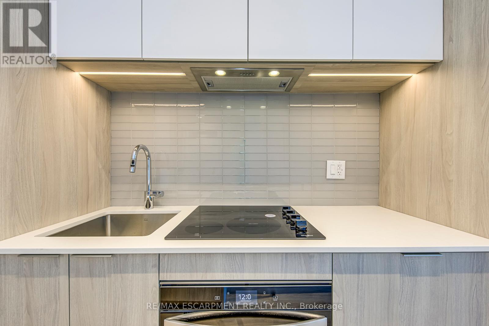 806 - 395 Square One Drive, Mississauga, Ontario  L5B 0P6 - Photo 11 - W12566356