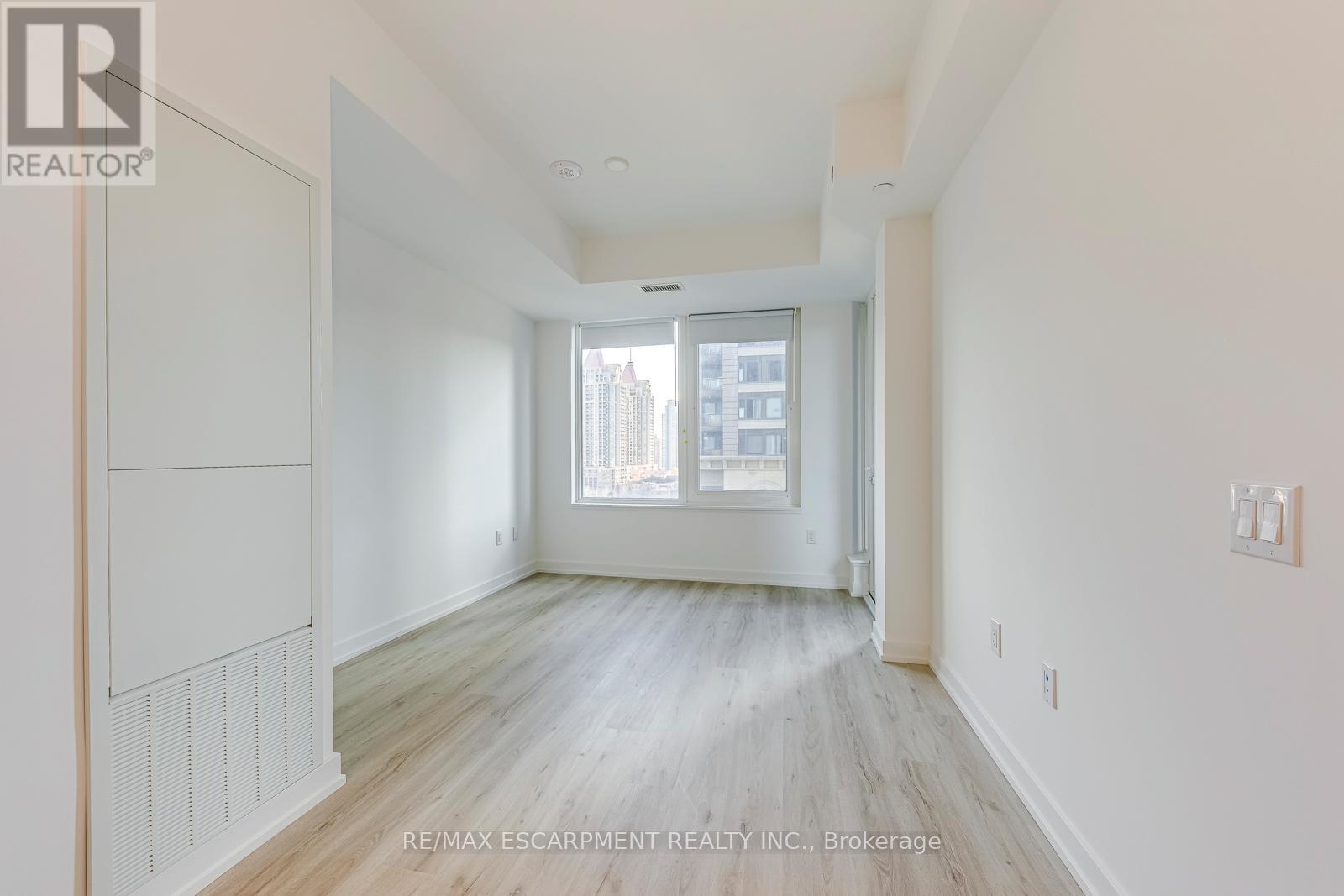 806 - 395 Square One Drive, Mississauga, Ontario  L5B 0P6 - Photo 12 - W12566356