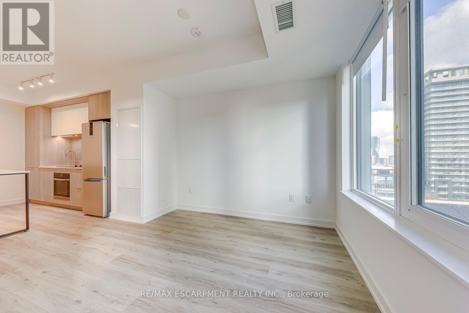 806 - 395 Square One Drive, Mississauga, Ontario  L5B 0P6 - Photo 14 - W12566356