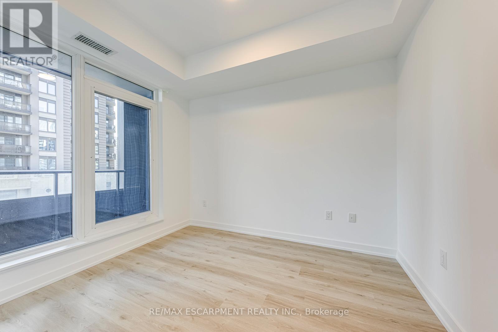 806 - 395 Square One Drive, Mississauga, Ontario  L5B 0P6 - Photo 19 - W12566356