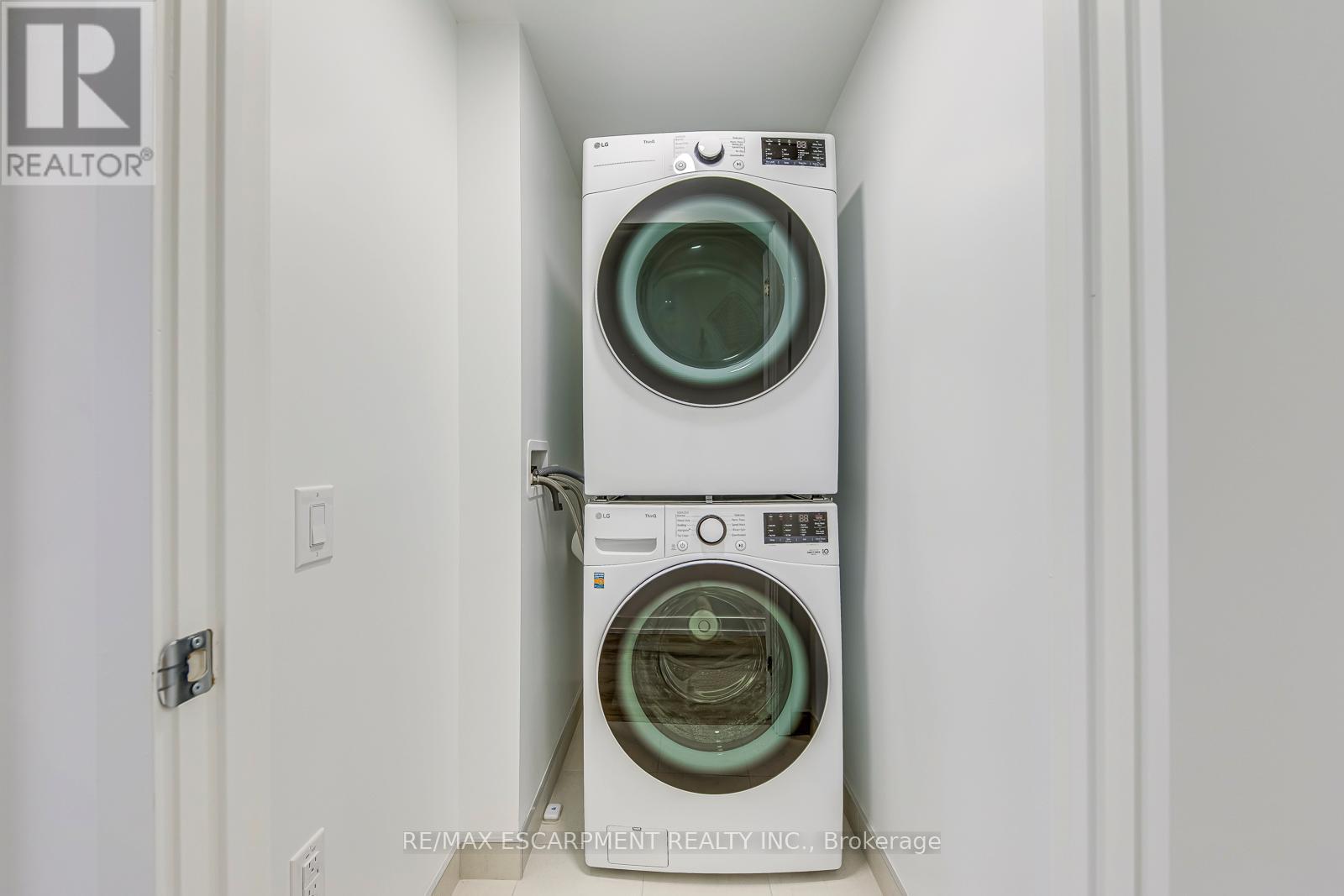 806 - 395 Square One Drive, Mississauga, Ontario  L5B 0P6 - Photo 24 - W12566356