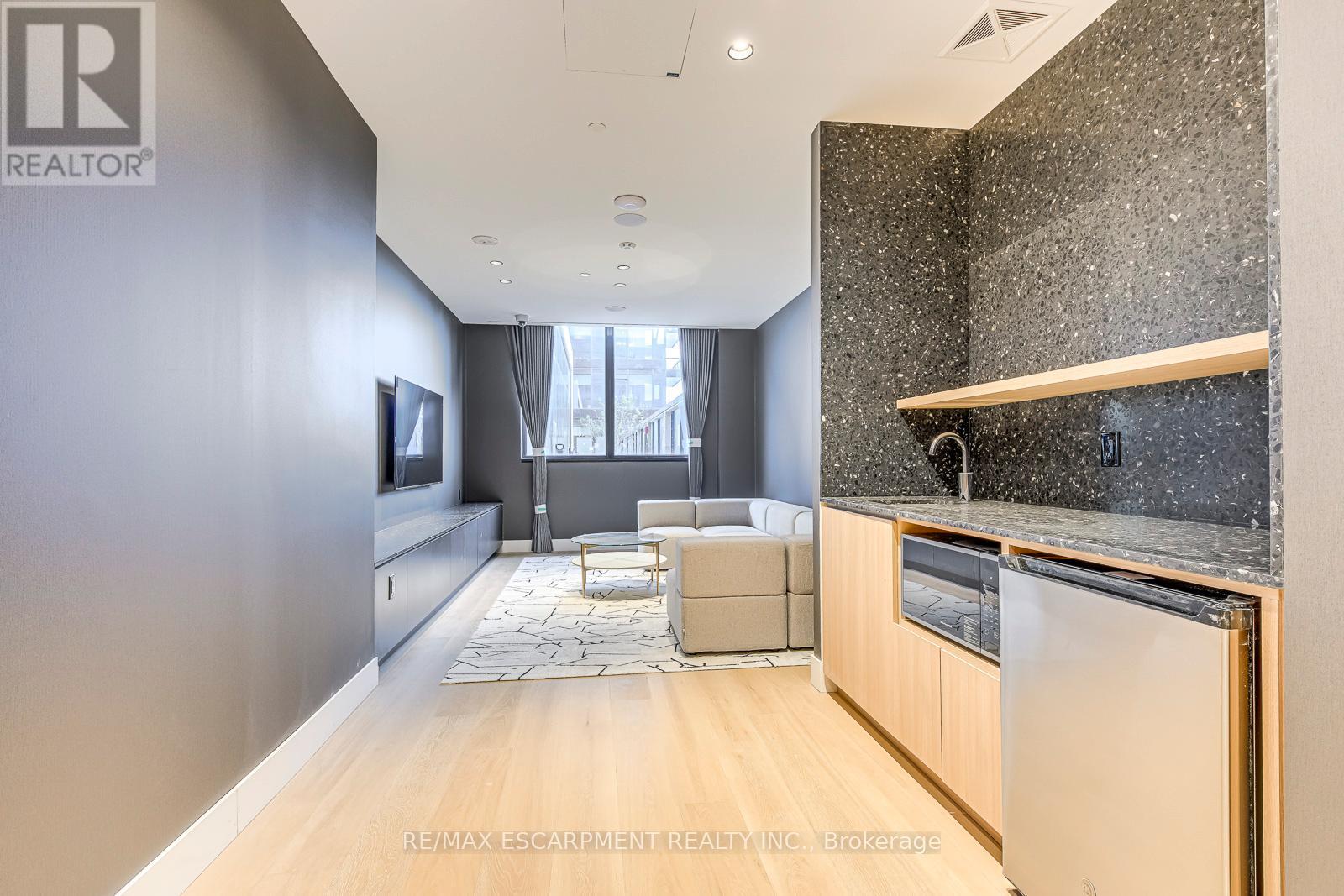 806 - 395 Square One Drive, Mississauga, Ontario  L5B 0P6 - Photo 27 - W12566356