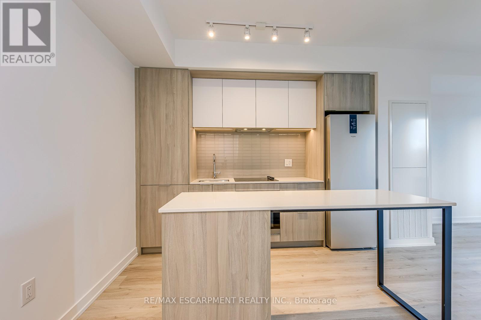 806 - 395 Square One Drive, Mississauga, Ontario  L5B 0P6 - Photo 6 - W12566356