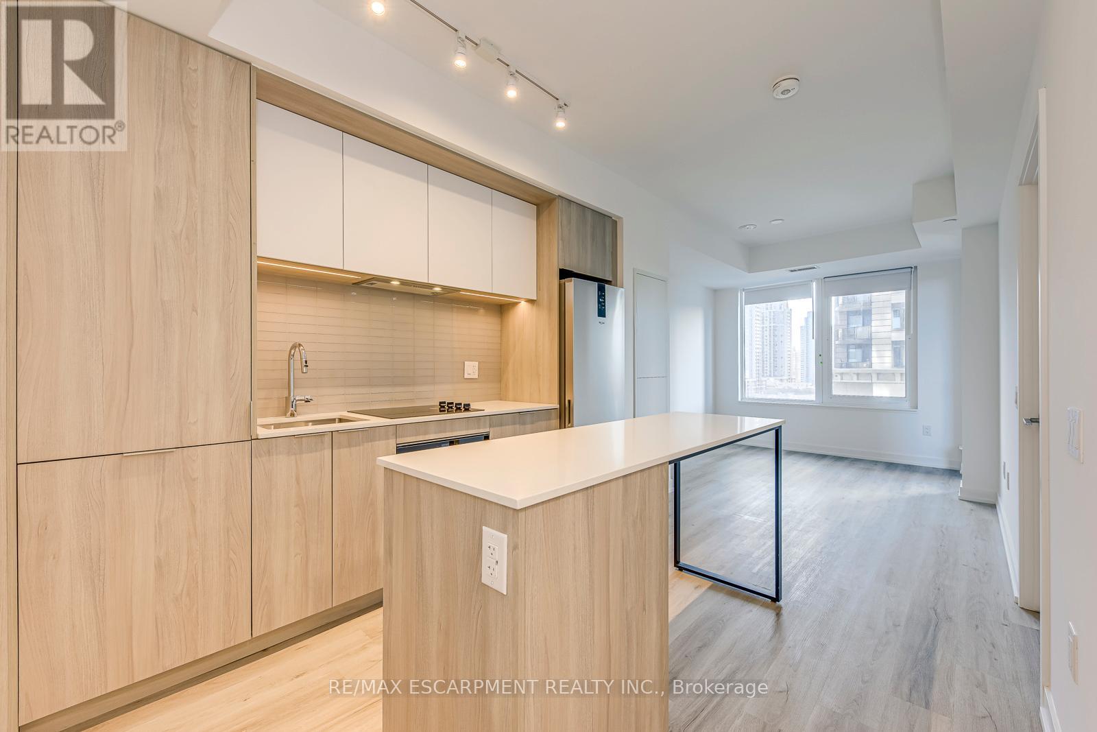 806 - 395 Square One Drive, Mississauga, Ontario  L5B 0P6 - Photo 7 - W12566356