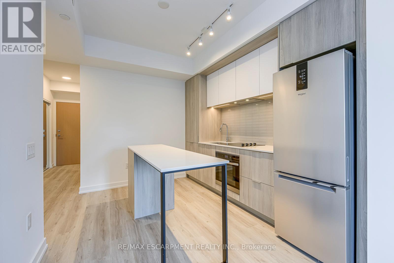 806 - 395 Square One Drive, Mississauga, Ontario  L5B 0P6 - Photo 8 - W12566356