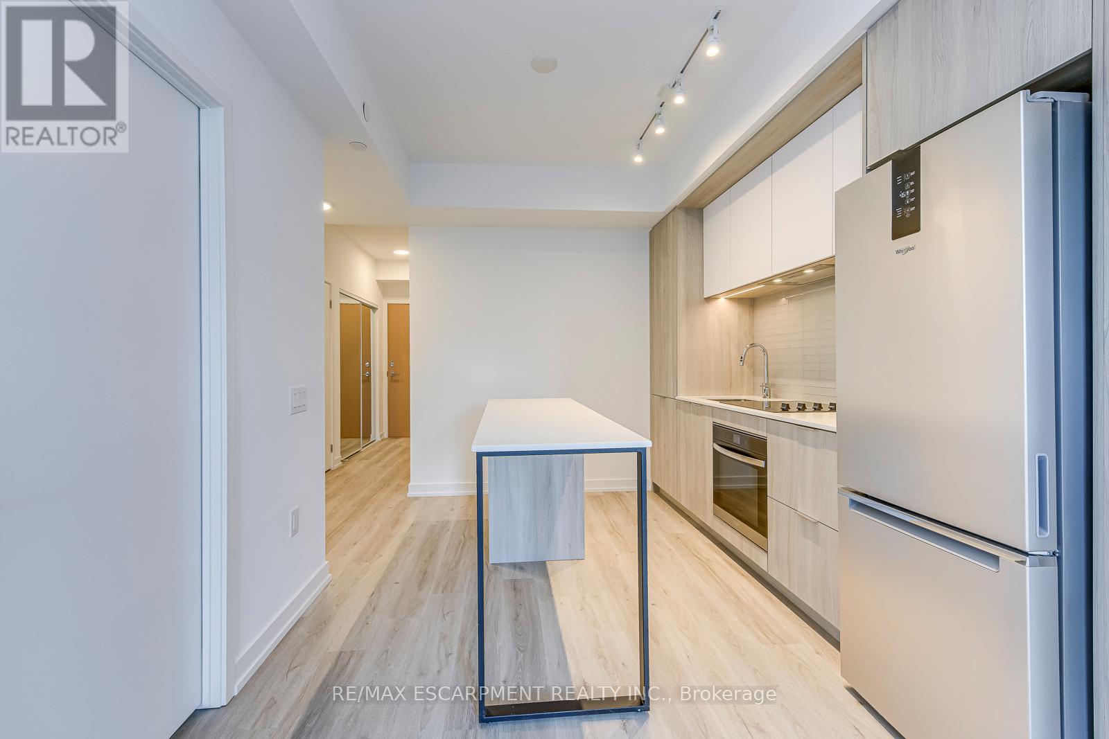 806 - 395 Square One Drive, Mississauga, Ontario  L5B 0P6 - Photo 9 - W12566356