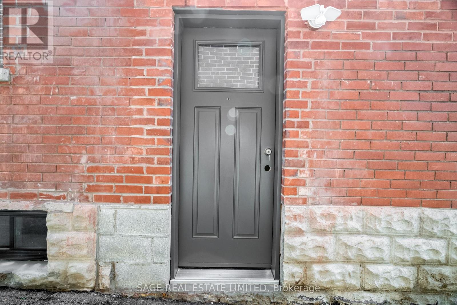 Lower - 25 Chamberlain Avenue, Toronto, Ontario  M6E 4J7 - Photo 4 - W12566374