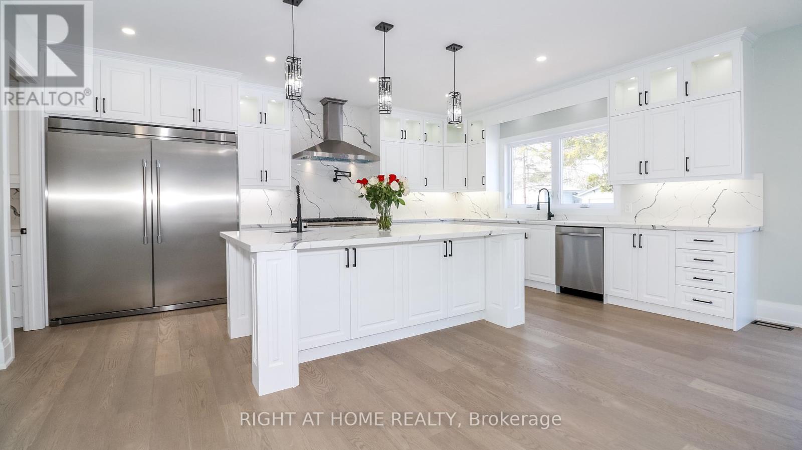 1012 Ferrier Avenue, Innisfil, Ontario  L0L 1W0 - Photo 5 - N12353779