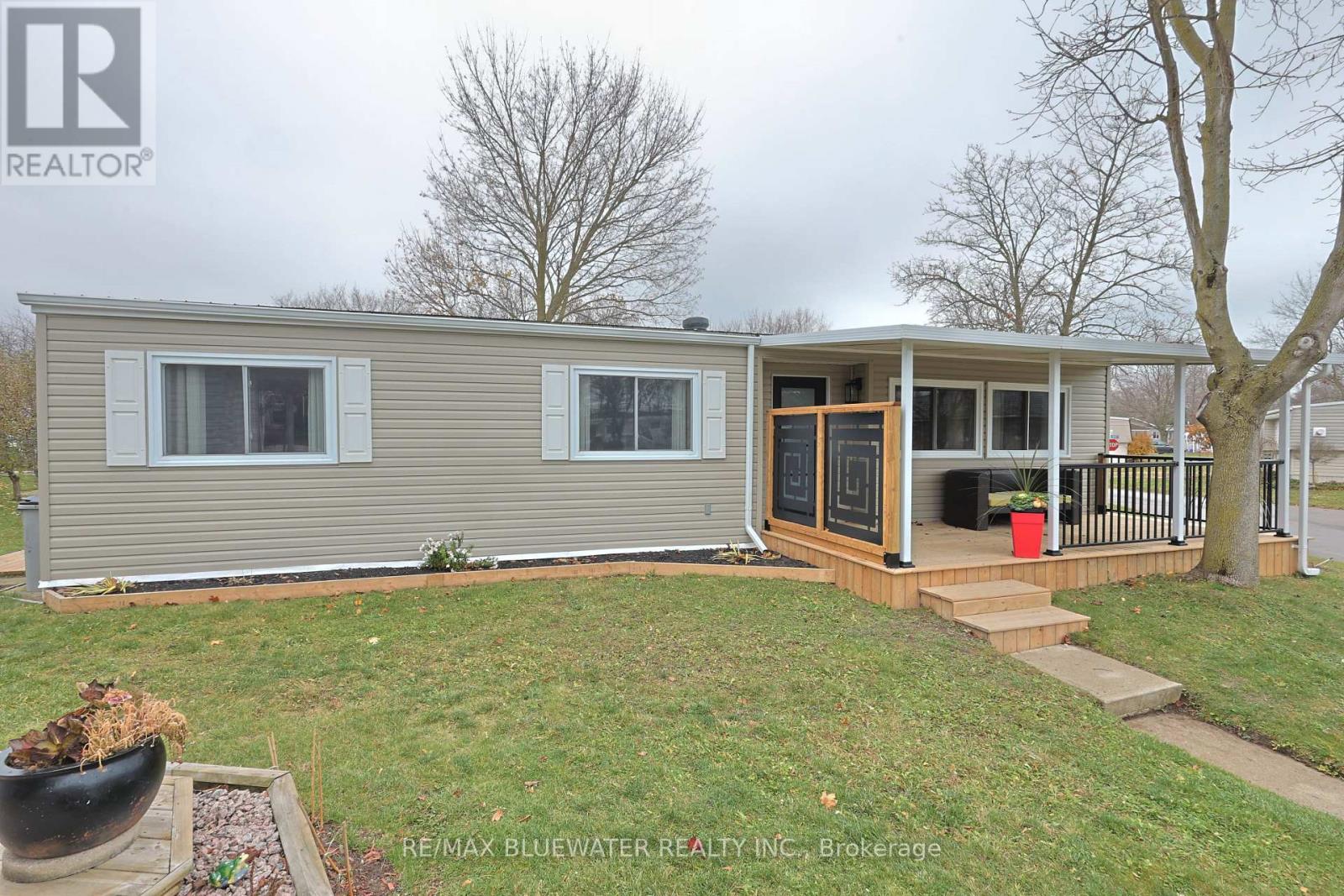 46 St Andrews Place, South Huron, Ontario  N0M 1T0 - Photo 2 - X12566458