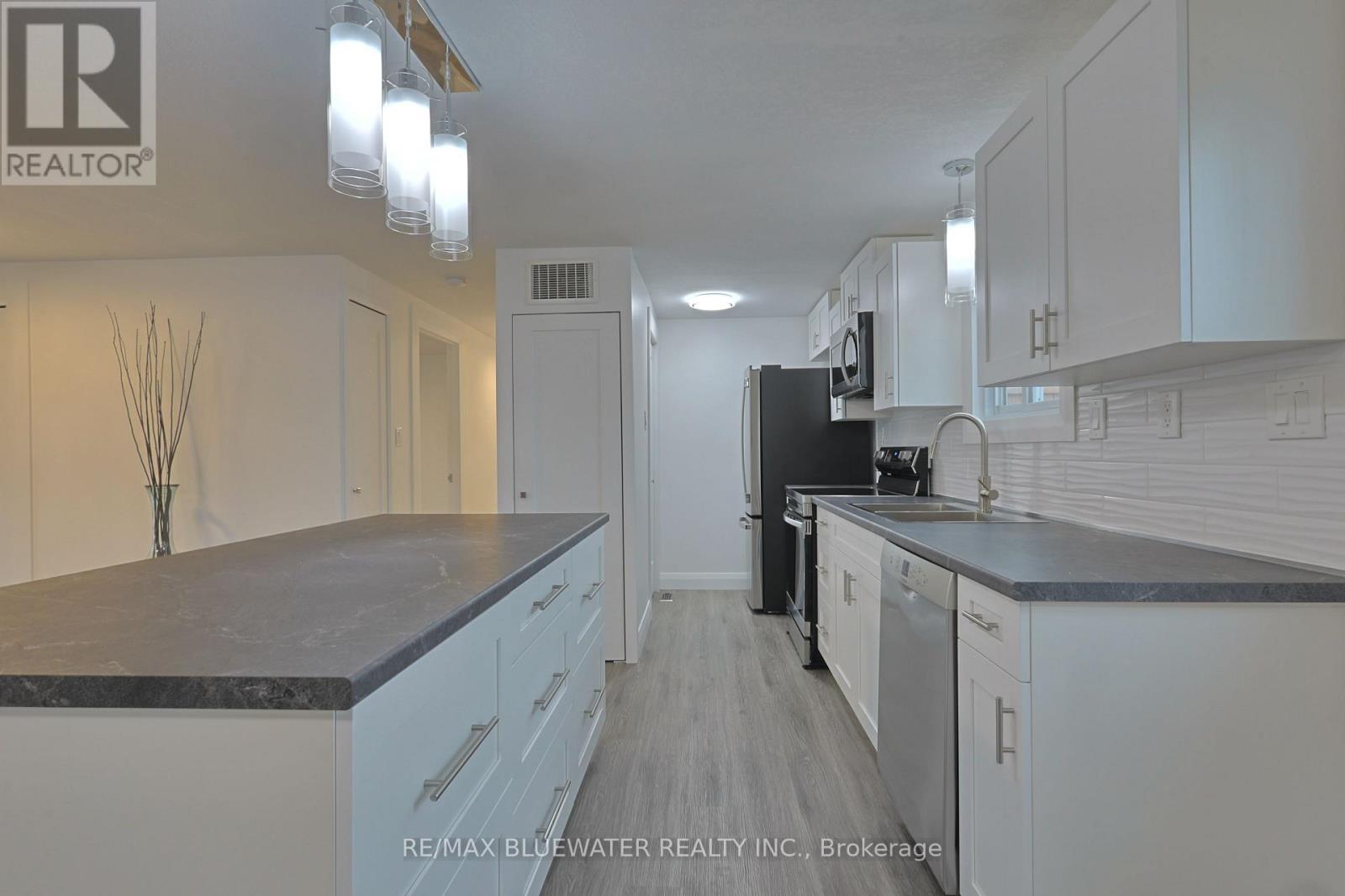 46 St Andrews Place, South Huron, Ontario  N0M 1T0 - Photo 5 - X12566458