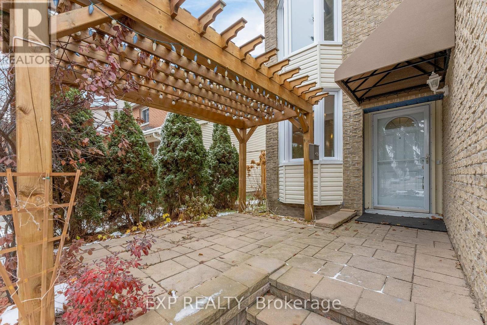 1626 Prestwick Drive, Ottawa, Ontario  K1E 2Y1 - Photo 3 - X12566540
