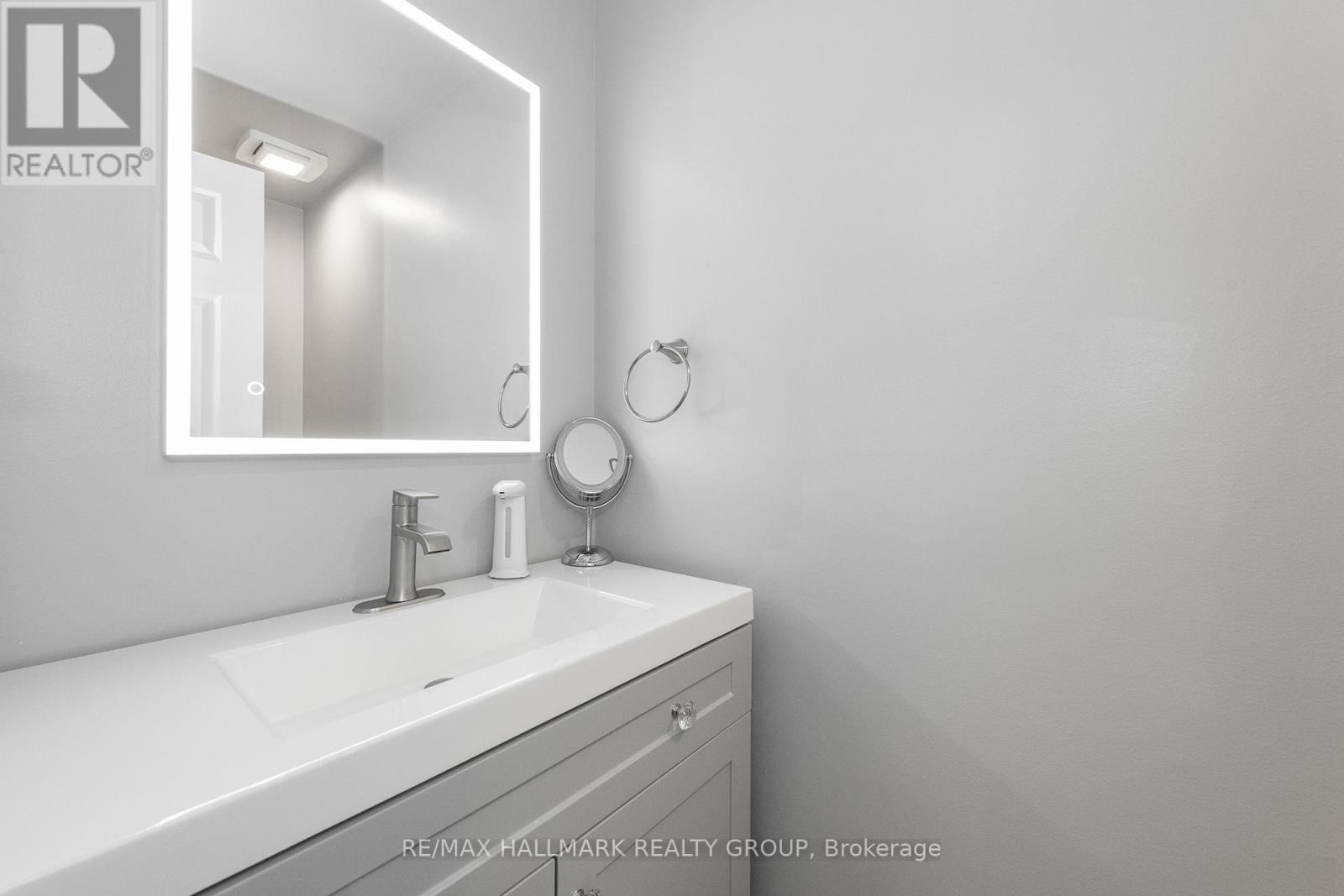 1803 Lamoureux Drive, Ottawa, Ontario  K1E 2H3 - Photo 5 - X12566434