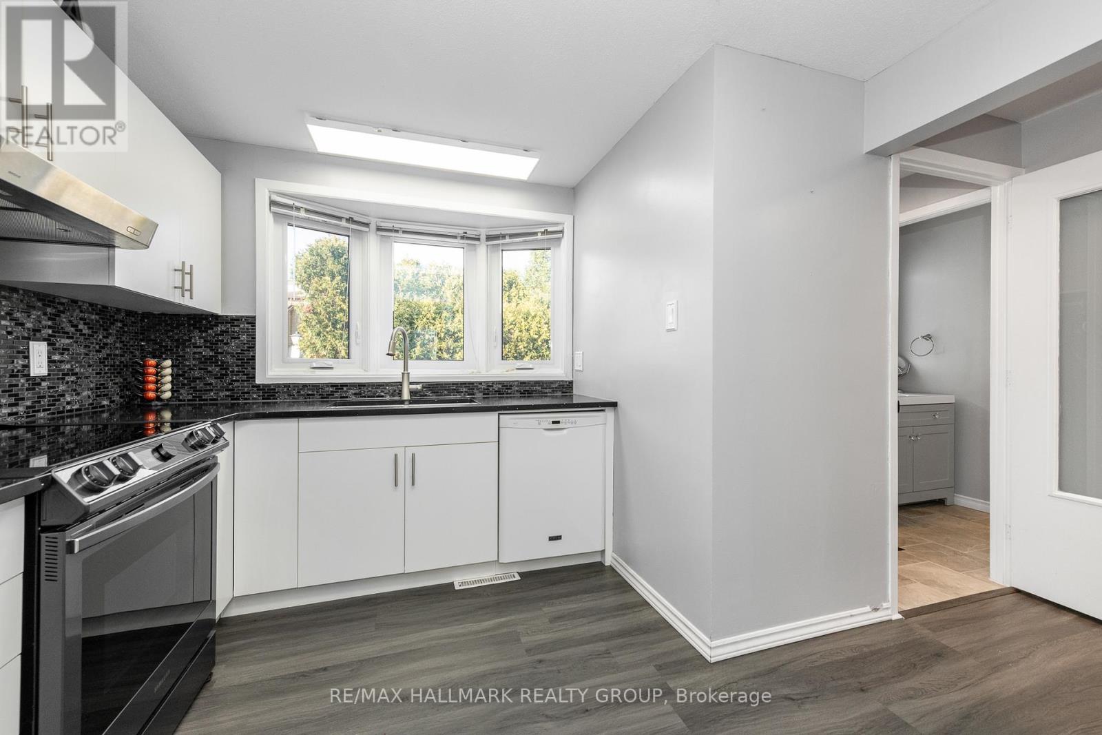 1803 Lamoureux Drive, Ottawa, Ontario  K1E 2H3 - Photo 7 - X12566434