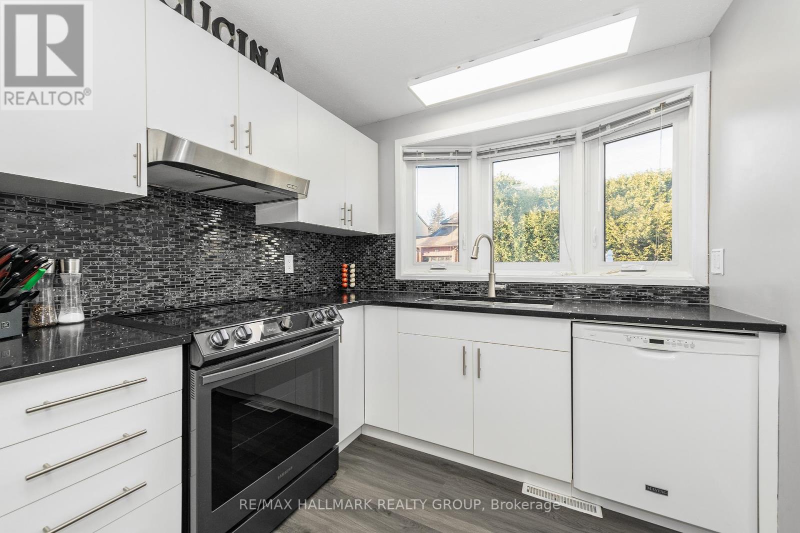 1803 Lamoureux Drive, Ottawa, Ontario  K1E 2H3 - Photo 9 - X12566434