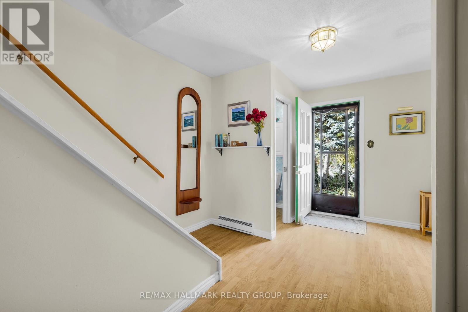 10 Black Forest Lane, Ottawa, Ontario  K2H 5C8 - Photo 4 - X12566520