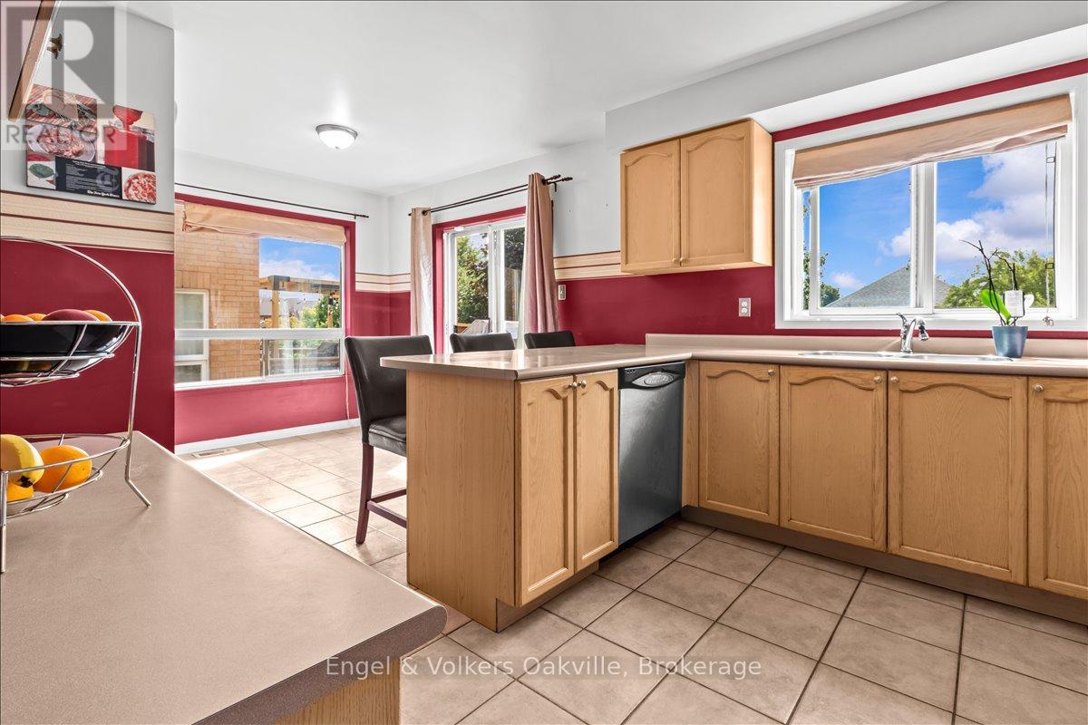 2561 Gill Crescent, Oakville, Ontario  L6H 6R8 - Photo 10 - W12566414