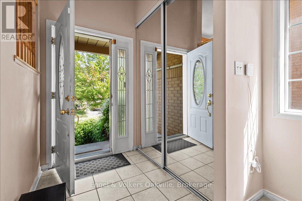 2561 Gill Crescent, Oakville, Ontario  L6H 6R8 - Photo 3 - W12566414