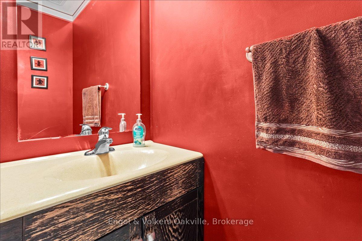 2561 Gill Crescent, Oakville, Ontario  L6H 6R8 - Photo 9 - W12566414