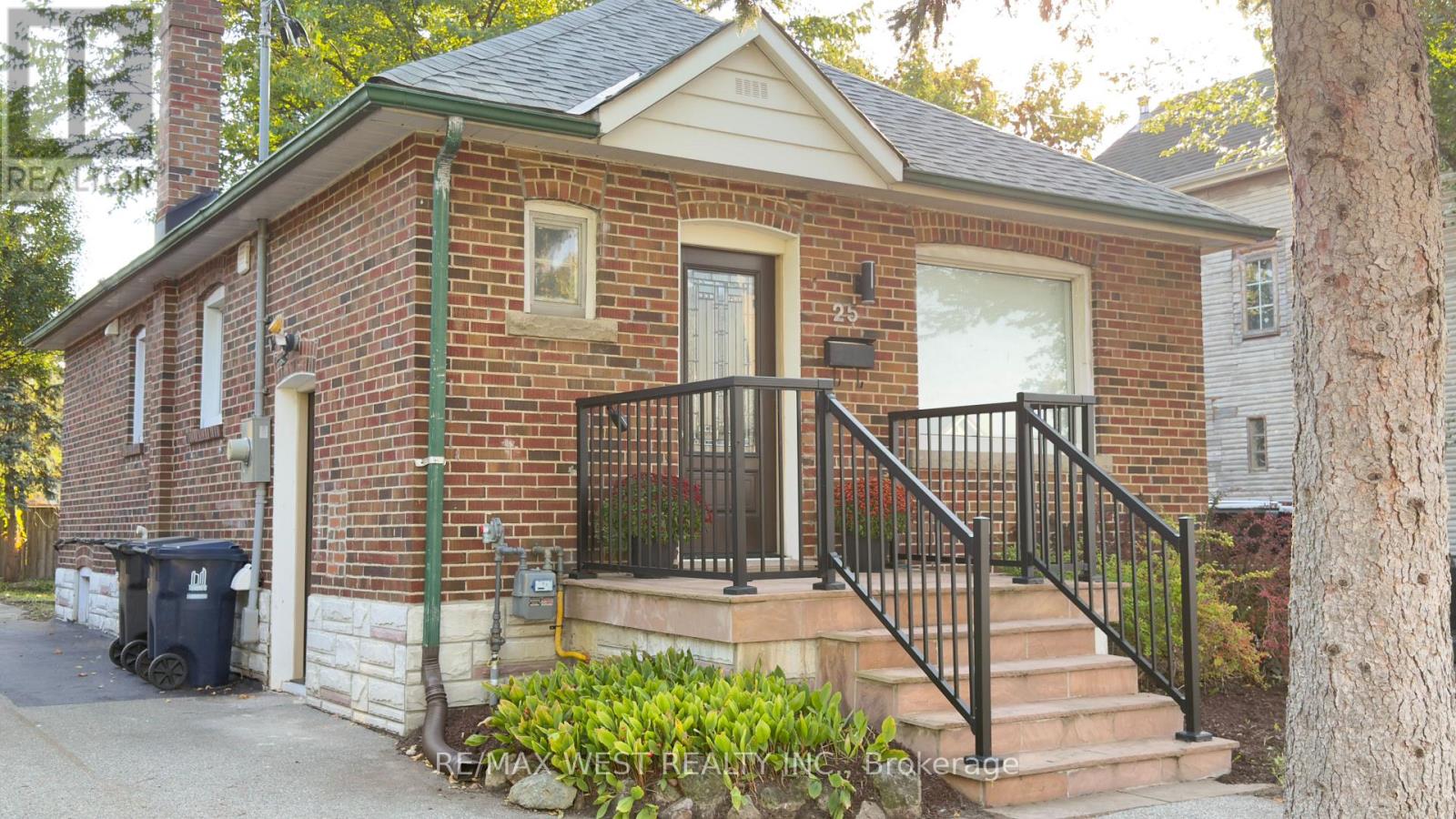 25 SIXTEENTH STREET, Toronto, Ontario