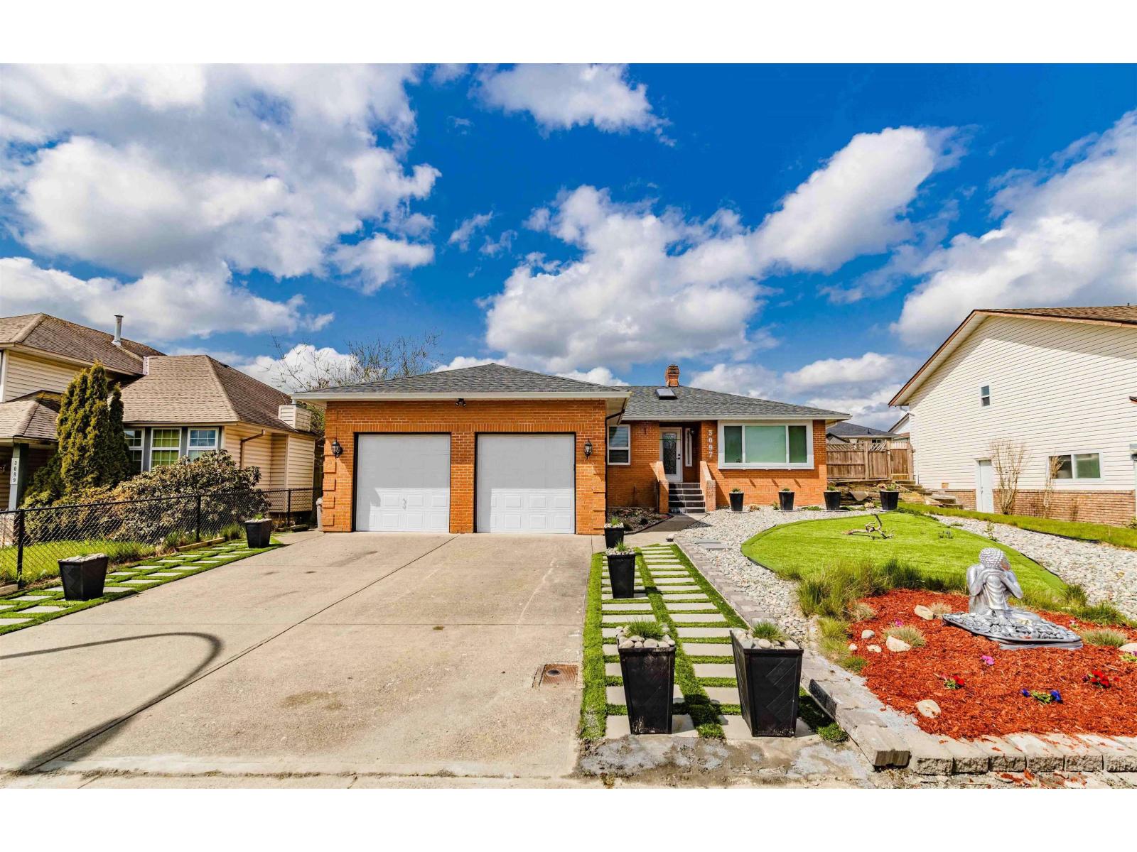 3097 Goldfinch Street, Abbotsford, British Columbia  V2T 5J4 - Photo 2 - R3042648