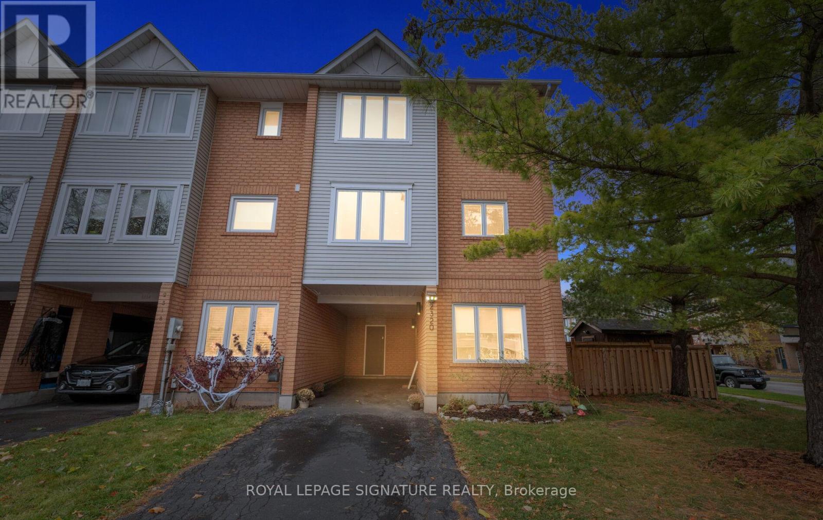 2320 Strawfield Court, Oakville, Ontario  L6H 6C2 - Photo 2 - W12556102